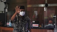 Taufiqurrahman Ruki merupakan pimpinan KPK periode 2003-2007. Sementara itu, Suat Situmorang, pimpinan KPK periode 2015-2019 telah datang ke KPK lebih dulu.