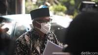 Pantauan detikcom, Senin (7/11/2020), sekitar pukul 14.30 WIB, Taufiqurrahman Ruki tiba di Gedung Merah Putih KPK, Jalan Kuningan Persada, Kuningan, Jakarta. Dia mengenakan batik serta peci datang sendiri ke KPK.