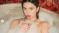 Eve Jobs terpilih menjadi model bintang iklan sebuah produk kosmetik kala tampil di bathtub. Dok. Instagram/evecjobs