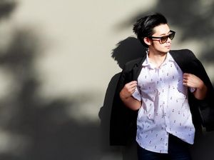 5 Ide Outfit Kemeja Pria yang Bikin Kamu Makin Stylish