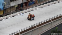 Sebagai informasi, Kementerian PUPR membangun Flyover Purwosari di Kota Solo untuk mengatasi kemacetan akibat adanya perlintasan sebidang rel kereta Solo-Yogyakarta.