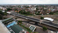 Pembangunan flyover merupakan salah satu program sterilisasi 500 perlintasan jalan dan kereta yang dilakukan Kementerian PUPR untuk mendukung proyek The Java Northline Upgrading Project yang akan mengembangkan jalur kereta api semi cepat Jakarta-Surabaya.