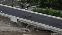 Pembangunan Flyover Purwosari dilakukan untuk mengatasi masalah kemacetan yang kerap terjadi pada jam sibuk di Jalan Slamet Riyadi yang dilalui arus lalu lintas dari arah Kartosuro (Yogyakarta/Semarang) menuju pusat Kota Solo. Flyover ini memiliki panjang 700 meter dengan jalan pendekat 202.40 meter (Barat) dan 240.68 meter (Timur).