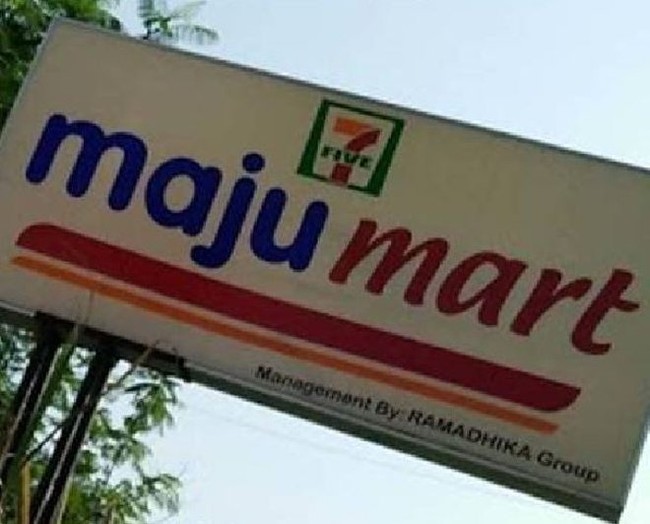 Desainnya seperti menggabungkan antara dua minimarket. Benar-benar menipu dan bisa bikin pembeli terkecoh ya bund.. Foto: Twitter/@nocontextwarung