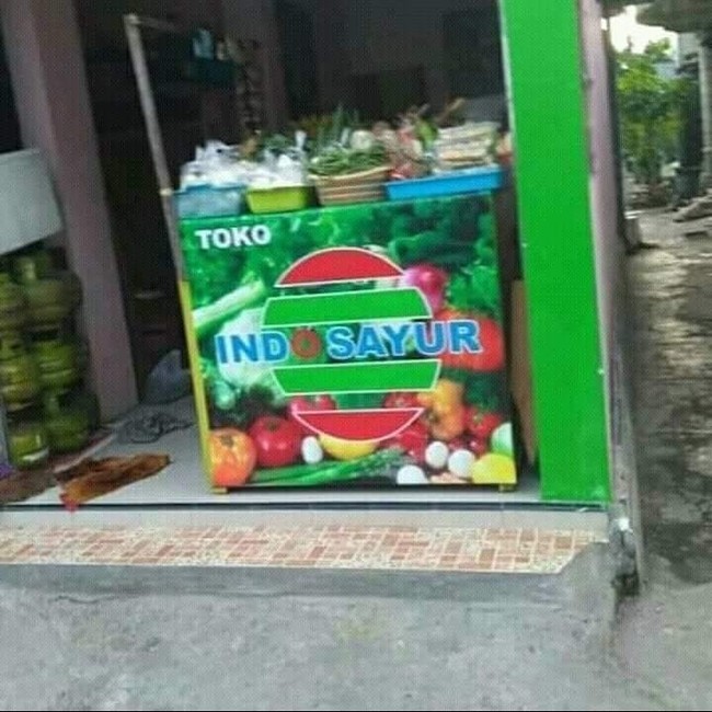 Pedagangnya terinspirasi dari nama salah satu stasiun televisi nih kayaknya. Ada-ada saja memang ulah netizen Indonesia. Foto: Twitter/@nocontextwarung