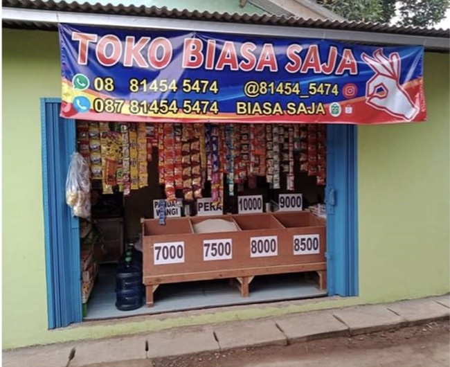 Definisi toko yang nggak ada istimewanya. Jadi kalau belanja di sini ya nggak usah berharap lebih deh.. Foto: Twitter/@nocontextwarung