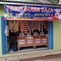 Definisi toko yang nggak ada istimewanya. Jadi kalau belanja di sini ya nggak usah berharap lebih deh.. Foto: Twitter/@nocontextwarung