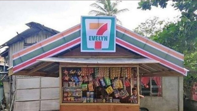 Desain tokonya mengingatkan sama salah satu supermarket nggak sih? Unik juga ide yang satu ini.. Foto: Twitter/@nocontextwarung