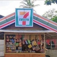 Desain tokonya mengingatkan sama salah satu supermarket nggak sih? Unik juga ide yang satu ini.. Foto: Twitter/@nocontextwarung