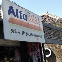 Biar belanjanya berkah, baca Al Fatihah dulu guys.. Sesuai nih sama slogannya, Belanja Berkah, Harga Lumrah. Foto: Twitter/@nocontextwarung