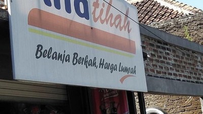 8 Spanduk Toko Kelontong Ini Nyeleneh Abis, Bikin Senyum Prihatin