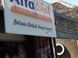 8 Spanduk Toko Kelontong Ini Nyeleneh Abis, Bikin Senyum Prihatin