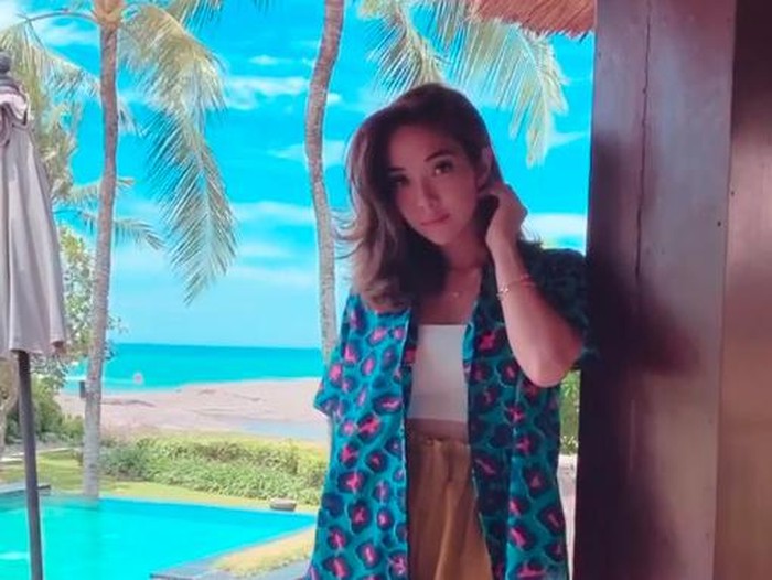 Gisel Gisel liburan di Bali