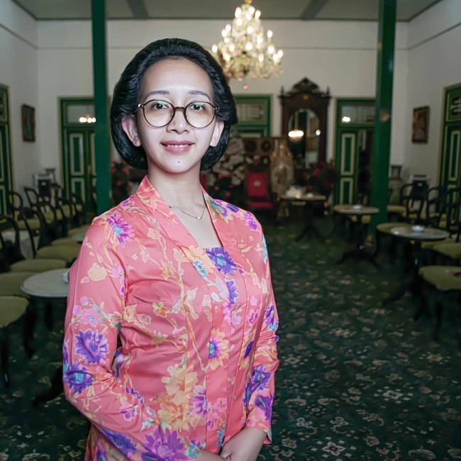 Sebagai seorang Putri Keraton Jogja tentu GKR Bendara sering mengenakan busana daerah. Begini salah satu gayanya yang anggun dengan kebaya dan sanggul. Foto: Instagram @gkrbendara