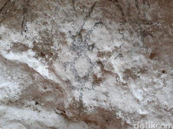 Dugaan sementara, lukisan berwarna hitam ini dibuat oleh manusia prasejarah. Bentuknya sepintas mirip manusia, namun juga seperti alien. Sampai sekarang belum ditemukan jawabannya. (Hari Suroto/Istimewa) Dugaan sementara, lukisan berwarna hitam ini dibuat oleh manusia prasejarah. Bentuknya sepintas mirip manusia, namun juga seperti alien. Sampai sekarang belum ditemukan jawabannya. (Hari Suroto/Istimewa)
