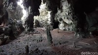 Kampung Goras sendiri terletak di Distrik Mbahamdandara, Kabupaten Fakfak, Papua Barat. Untuk ke Gua Andarewa, waktu tempuhnya sekitar empat jam menggunakan kendaraan double gardan dari kota Fakfak. (Hari Suroto/Istimewa)