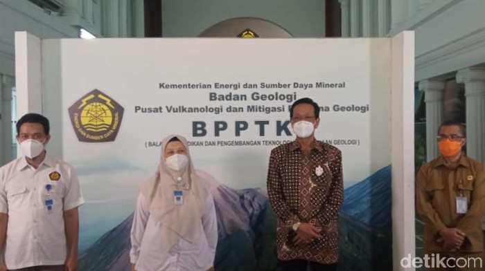 Gubernur DIY Sri Sultan Hamengku Buwono (HB) X di kantor BPPTKG, Kota Yogyakarta, Senin (7/12/2020).