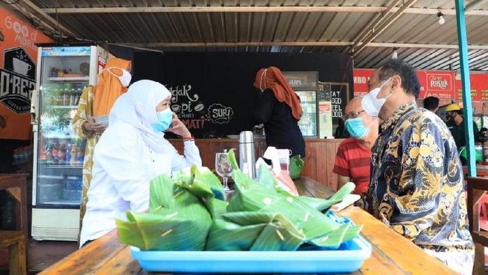 Gubernur Jawa Timur Khofifah Indar Parawansa mengajak warga untuk menyalurkan hak pilihnya di Pilkada 2020. Namun ia berpesan tetap menerapkan protokol kesehatan (prokes).