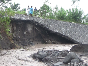 Diterjang Lahar Hujan Bertubi-tubi, Tanggul di Kaki Gunung Semeru Jebol