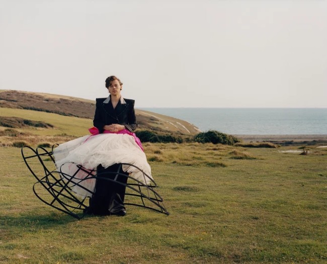 Gaya nyentrik lainnya diperlihatkan mantan kekasih Taylor Swift ini dengan setelan jas dipadu rok tutu bervolume karya Harris Reed. Foto: Dok. Vogue