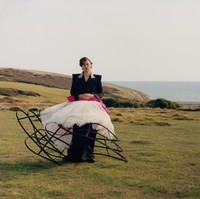 Gaya nyentrik lainnya diperlihatkan mantan kekasih Taylor Swift ini dengan setelan jas dipadu rok tutu bervolume karya Harris Reed. Foto: Dok. Vogue