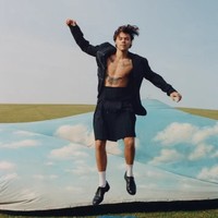 Pada pemotretan di halaman profil, penyanyi 26 tahun ini berganti kostum memakai setelan jaket dan kilt keluaran Comees des Garcons. Foto: Dok. Vogue