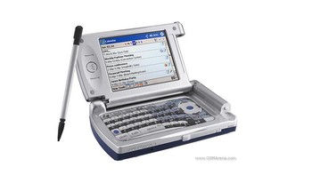 Motorola MPx yang dirilis 2004. Memiliki keyboar QWERTY dna dilengapi stylus. Foto: GSM Arena