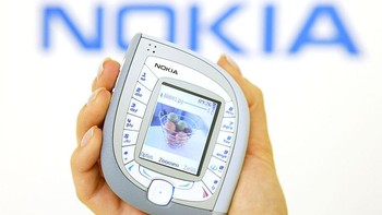 Nokia 7600 yang dirilis 2003. Desain ponsel ini terinspirasi dari tetesan air. Tapi di Indonesia mengingatkan pada bentuk ketupat. Foto: GSM Arena