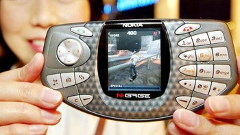 Nokia N-Gage yang dirilis 2003. Ponsel ini untuk memikat pecinta game. Foto: GSM Arena
