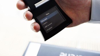 Samsung Serene yang dirilis 2005. Ponsel yang punya keynoard melingkar ini hasil kolaborasi dengan Bang & Olufsen. Kala dirilis harganya USD 1.275 atau Rp 17,9 juta setara Galaxy Note 20 Ultra. Foto: GSM Arena