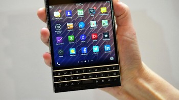 BlackBerry Passport yang dirilis 2014. Sesuai namanya, ponsel ini hampir menyerupai dimensi paspor.  Foto: GSM Arena