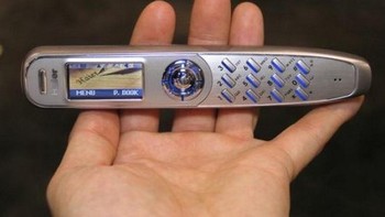 Haier P7 yang dirilis 2004. Dibuat seperti pena agar mudah dibawa-bawa. Foto: GSM Arena