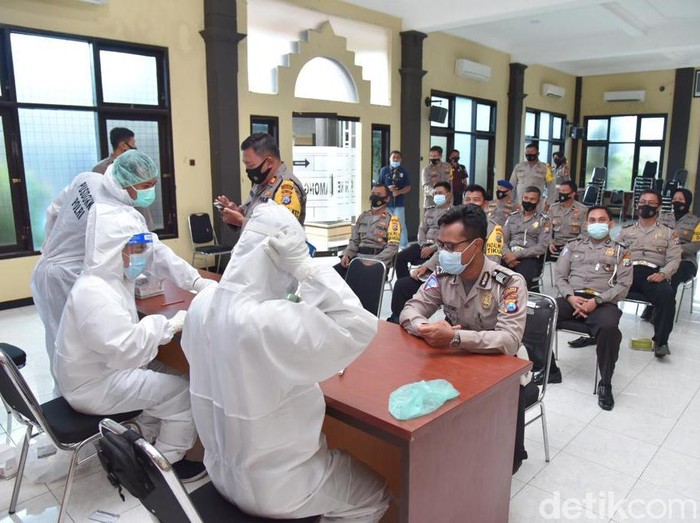 Jelang Hari H Pemungutan Suara, Ratusan Polisi Di-Rapid Test