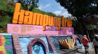 Tak jauh dari kampung warna-warni ada pula kampung Tridi yang juga biasa jadi kawasan spot foto bagi wisatawan.  (Resa Noor Fauziah/dtravelers)