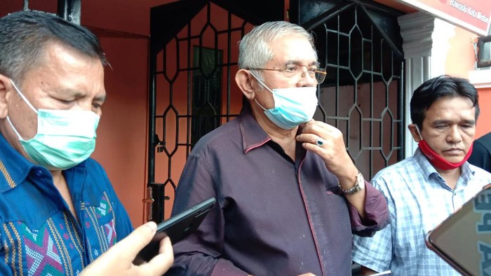 Ketua Timses Bobby-Aulia, HT Milwan (tengah)/Ahmad Arfah-detikcom