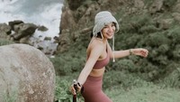 Dia juga hiking di Bukit Pengilon. Seru nih! 