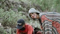 Dalam captionnya Kirana juga memaparkan kalau Wunung Giri Sela Kandha sangat seru dinikmati dengan trekking. Dia bisa menyusuri sungai dengan banyak sekali spot foto.