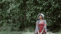 Dalam captionnya dia menceritakan keseruannya trekking di beberapa spot di sana. 