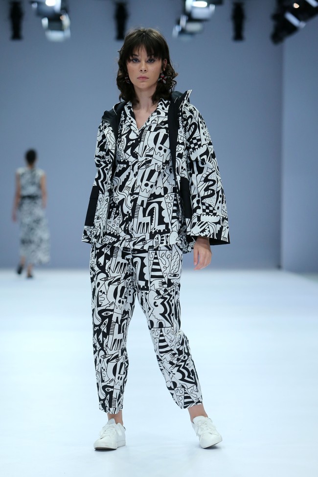 Cotton Ink menghadirkan busana dengan dua pilihan warna yaitu monokrom dan warna-warni di Jakarta Fashion Week 2021. Foto: dok. JFW 2021.