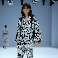 Cotton Ink menghadirkan busana dengan dua pilihan warna yaitu monokrom dan warna-warni di Jakarta Fashion Week 2021. Foto: dok. JFW 2021.