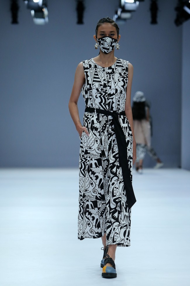 Cotton Ink menghadirkan busana dengan dua pilihan warna yaitu monokrom dan warna-warni di Jakarta Fashion Week 2021. Foto: dok. JFW 2021.