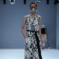Cotton Ink menghadirkan busana dengan dua pilihan warna yaitu monokrom dan warna-warni di Jakarta Fashion Week 2021. Foto: dok. JFW 2021.