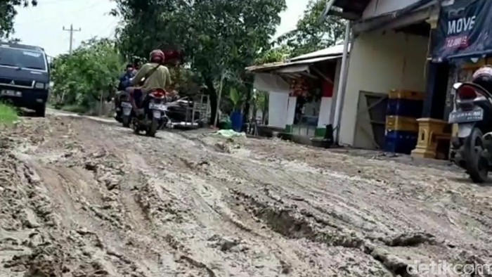 Kondisi jalan rusak di Kecipir, Losari, Brebes