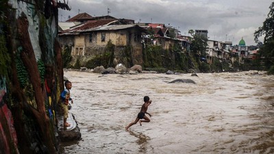 Kurang Lahan Bermain, Anak-anak Main di Aliran Deras Sungai Ciliwung