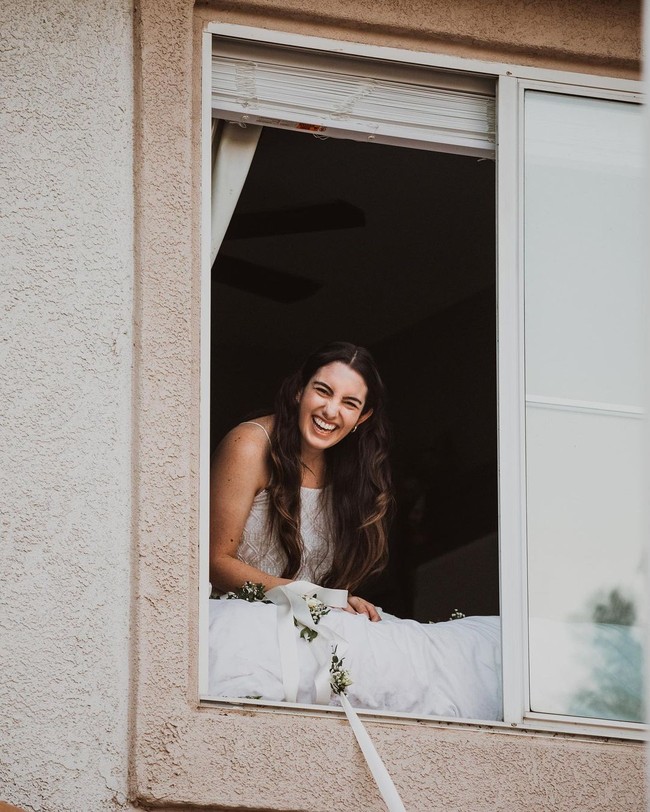 Pernikahan unik ini pun jadi viral. Fotografer pernikahan mereka Jessica Jackson berkomentar bahwa ini menjadi pengalaman pemotretan yang paling berkesan sepanjang 2020 di tengah Corona.  Foto: dok. Fotografer: Jessica Jackson/Instagram @jesscaste