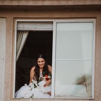 Beginilah suasana unik pernikahan pasangan asal California, AS bernama Lauren dan Patrick Delgado. Ya, pengantin wanita, Lauren yang positif Corona sebelum hari H menyaksikan pernikahan dari atas jendela rumahnya.  Foto: dok. Fotografer: Jessica Jackson/Instagram @jesscaste
