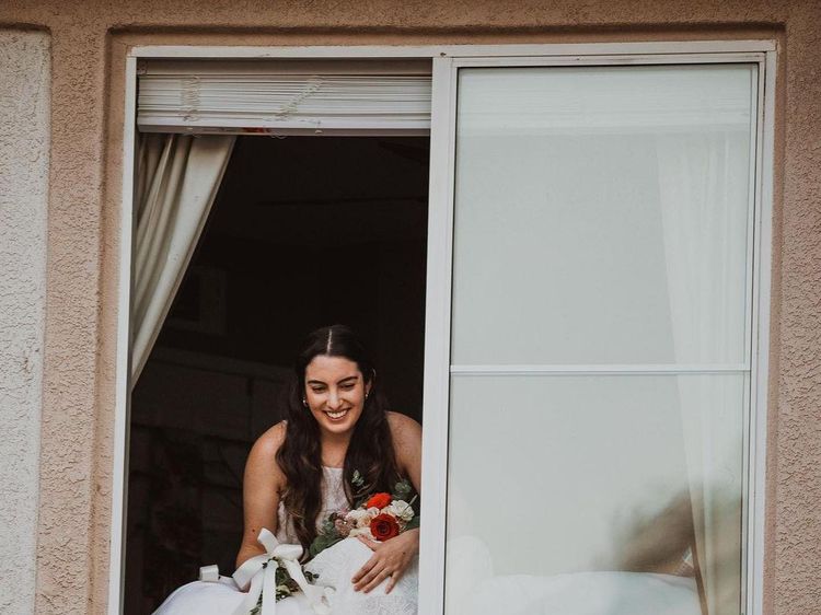 Foto: Momen Pengantin Wanita Positif Corona, Ucap Janji Nikah dari Jendela
