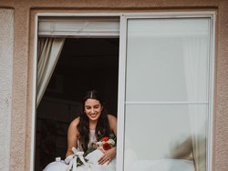 Foto: Momen Pengantin Wanita Positif Corona, Ucap Janji Nikah dari Jendela