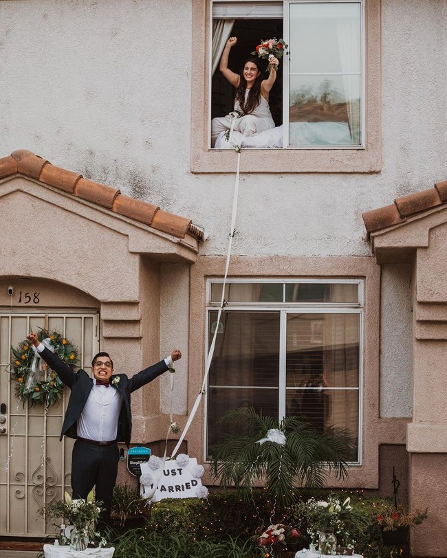 Di lengan masing-masing pengantin diikat seutas tali agar tetap merasa terhubung. Lauren mengungkap janji pernikahannya dari jendela.  Foto: dok. Fotografer: Jessica Jackson/Instagram @jesscaste