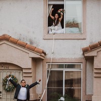 Di lengan masing-masing pengantin diikat seutas tali agar tetap merasa terhubung. Lauren mengungkap janji pernikahannya dari jendela.  Foto: dok. Fotografer: Jessica Jackson/Instagram @jesscaste